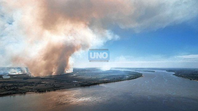 Se advierten incendios en las islas de Santa Fe, con grandes columnas de humo que se divisan desde Paraná Se advierten incendios en las islas de Santa Fe, con grandes columnas de humo que se divisan desde Paraná