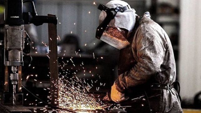 El empleo sigue creciendo, a la par de la caída del poder adquisitivo de los salarios