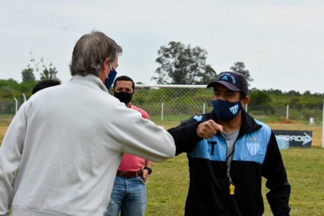 El entrenador Norberto Acosta es uno de los infectados de covid en Juventud Unida.
