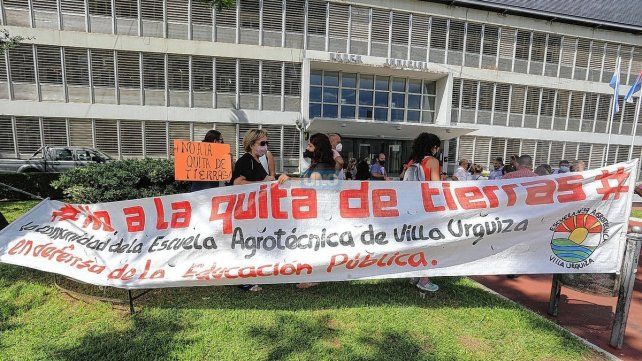Representantes de CGE, de la Municipalidad de Villa Urquiza y los amparistas asistieron a la conciliación. En Tribunales se realizó una ruidosa manifestación.
