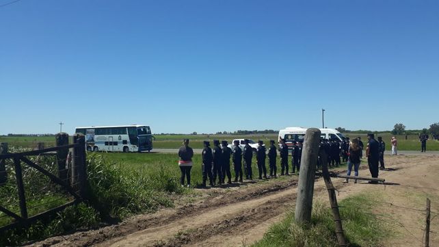 En la ruta. Los policías caminan los 70 kilómetros entre Gualeguay y Mansilla. En la ruta. Los policías caminan los 70 kilómetros entre Gualeguay y Mansilla.