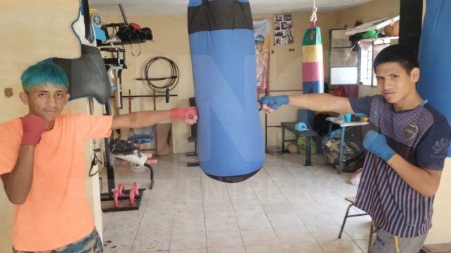 Marcos y Elías Jaime posan para la cámara de UNO en medio de uno de sus últimos entrenamientos previos a las peleas. Marcos y Elías Jaime posan para la cámara de UNO en medio de uno de sus últimos entrenamientos previos a las peleas.