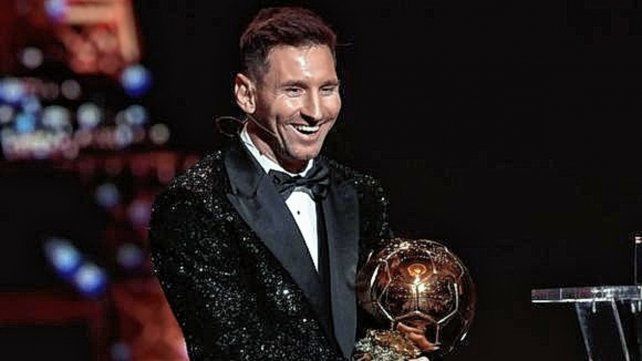 El jugador del PSG, Lionel Messi, brindó una entrevista a la prestigiosa revista France Football. Habló sobre el Balón de Oro, Diego Armando Maradona, Cristiano Ronaldo y más.