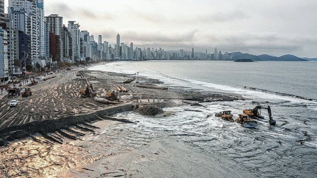 Las máquinas en plena tarea de dragado en la playa de Camboriú. 