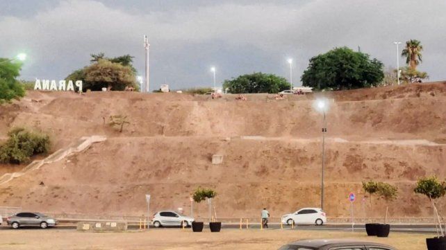 Este año las barrancas frente a la Plaza de las Colecividades perdieron todo su verde