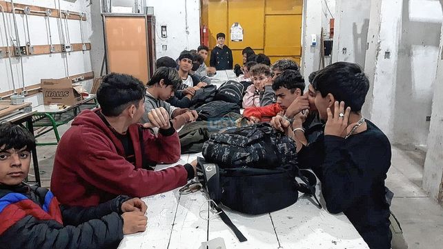 Los padres y madres de los alumnos exhibieron fotos de las condiciones en que se dictan los talleres.