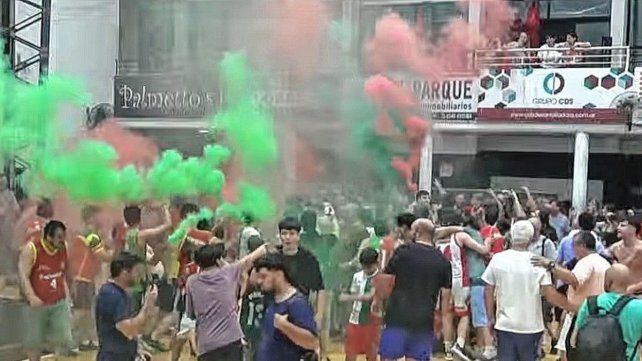 Jugadores e hinchas de Recreativo festejan luego del triunfo ante Estudiantes. Jugadores e hinchas de Recreativo festejan luego del triunfo ante Estudiantes.