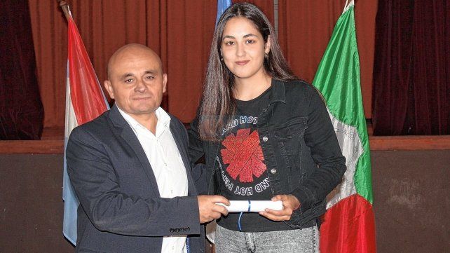 Diploma. Malena Challiol recibió su certificado que indica que se capacitó a través de la Red Nacional Aulas Talleres Móviles.