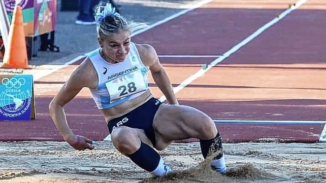 Victoria Zanolli quedó a cinco centímetros del récord nacional de la categoría. Victoria Zanolli logró la medalla de plata en Colombia.