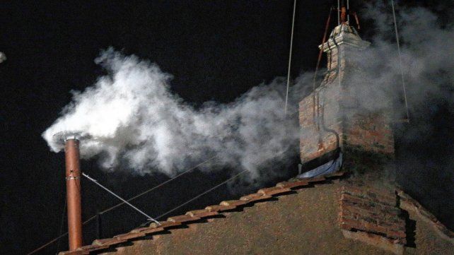 Fumata blanca. Los sacerdotes de la Arquidiócesis de Paraná estaban de retiro espiritual el 13 de marzo de 2013, día histórico que marcó la elección de Francisco como Papa de la iglesia católica del mundo.