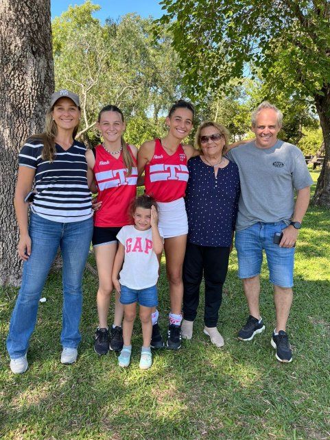 Justina Aspillaga junto a su familia en Paraná. Justina Aspillaga junto a su familia en Paraná.