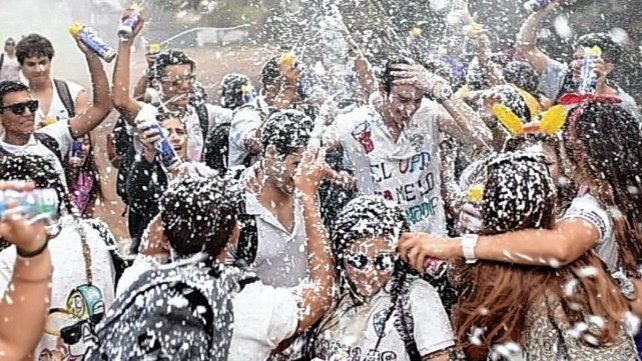 UPD: Los estudiantes hacen vigilia la noche previa a ir a clases, en lo que será su Último Primer Día como alumnos del secundario.