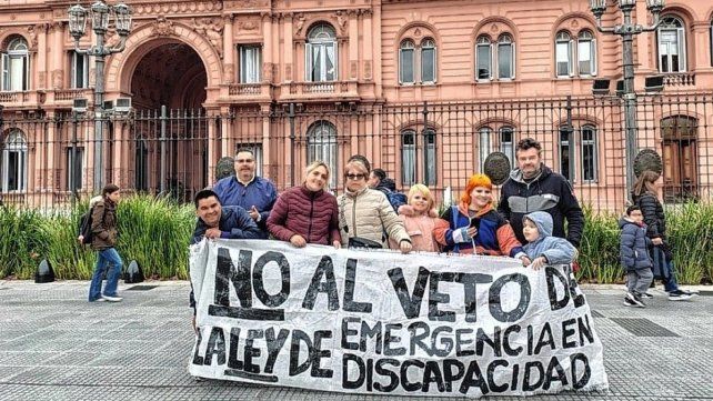 La caminada solidaria por la discapacidad llegó a la Casa Rosada. La caminada solidaria por la discapacidad llegó a la Casa Rosada.