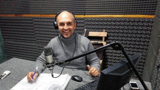FM Baxada 93.1 Radio Nacional Paraná regresó al aire con los mismos trabajadores. En la foto, el locutor Hugo Fissore