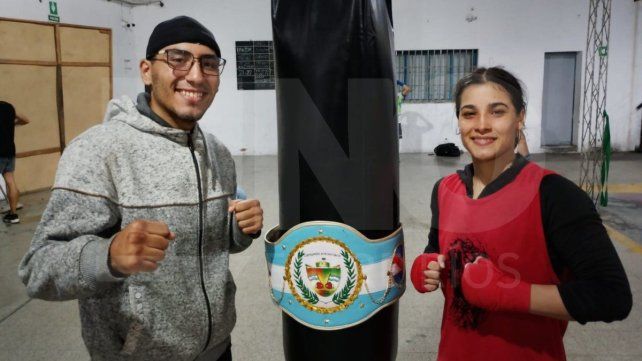 Iván Frutos, el cinturón de la Federación Entrerriana de Box y Zamira Beber. Iván Frutos, el cinturón de la Federación Entrerriana de Box y Zamira Beber.