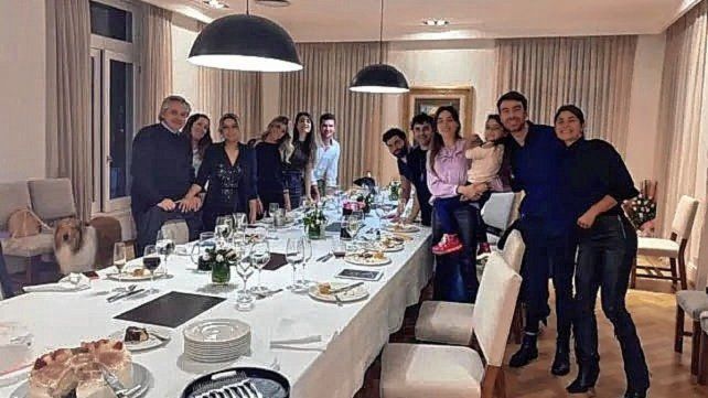 Segunda foto aumenta el escándalo por el cumpleaños de Fabiola Yáñez 