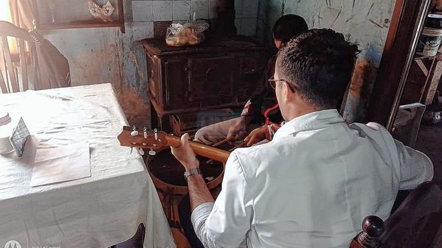 En el lugar del otro. El maestro de música visitó a su alumno que transita su escolaridad fuera de su espacio habitual.