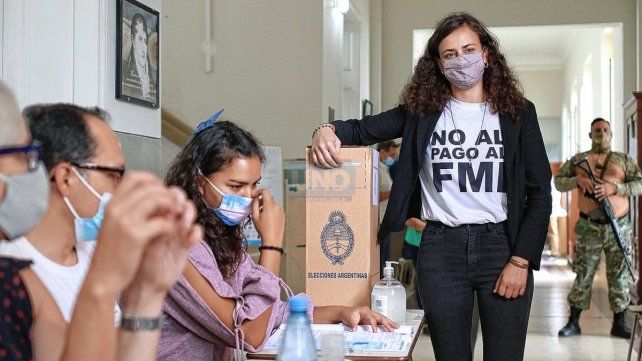 Nadia Gisel Burgos asistió a votar en las Elecciones Legislativas 2021 este domingo