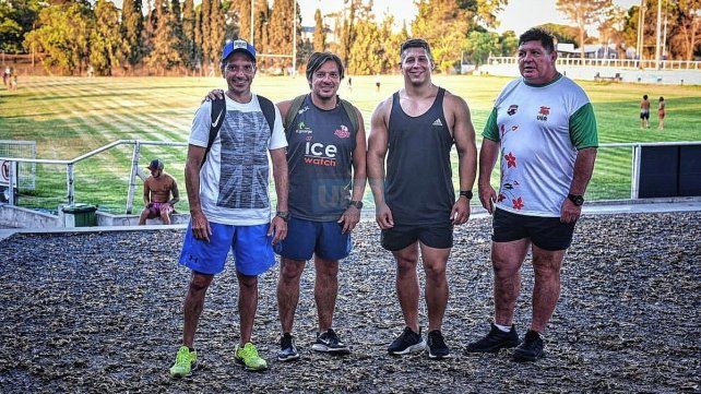 Luciano Bortondello, segundo de derecha a izquierda, junto a algunos de sus colaboradores a minutos de iniciar la pretemporada.