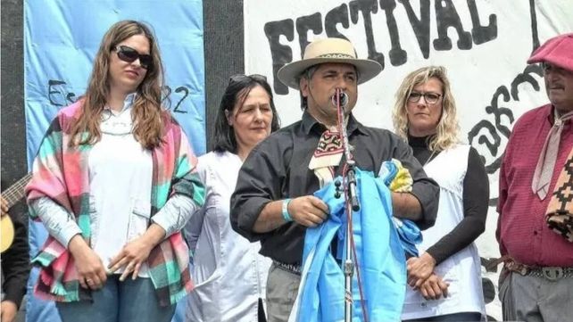 Hernán Rondán Grasso: cuatro décadas de canto y 30 años de patriotismo en Entre Ríos Hernán Rondán Grasso: cuatro décadas de canto y 30 años de patriotismo en Entre Ríos