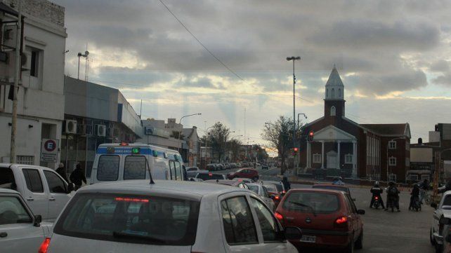 Cinco Esquinas. Harán una rotonda para reemplazar el actual cantero central. Y reubicarán las columnas de semáforos. 