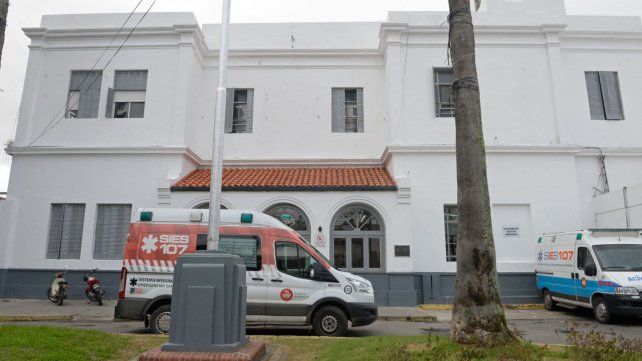 Hospital Roque Sáenz Peña. La víctima fue llevada por sus allegados, pero los médicos no pudieron salvarle la vida.