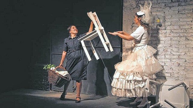 En "El hombre acecha", junto a Gabriela Trevisani, una de sus más antiguas compañeras de teatro.
