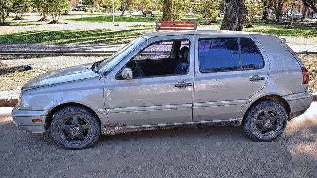 El conductor huyó tras dejar tirados en el suelo a la joven y su pequeño hijo. Luego fue localizado por la Policía de Federal.