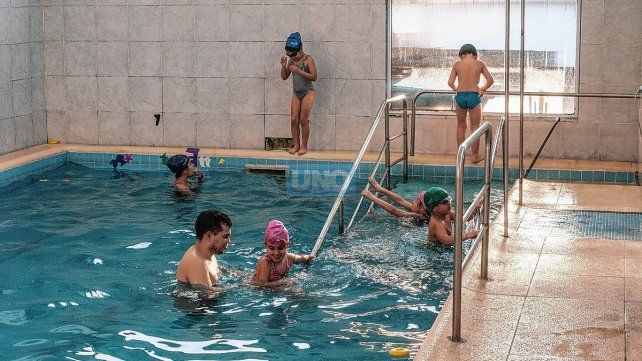 Complejo La Tranquera es un espacio deportivo que inició hace casi 40 años. Su fuerte es la natación en grandes y chicos. Un espacio para todas las edades.