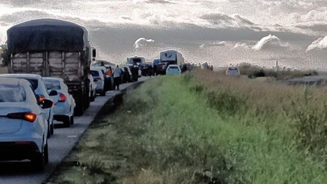 Debido al accidente, la ruta estuvo cortada por varios minutos. Debido al accidente, la ruta estuvo cortada por varios minutos.