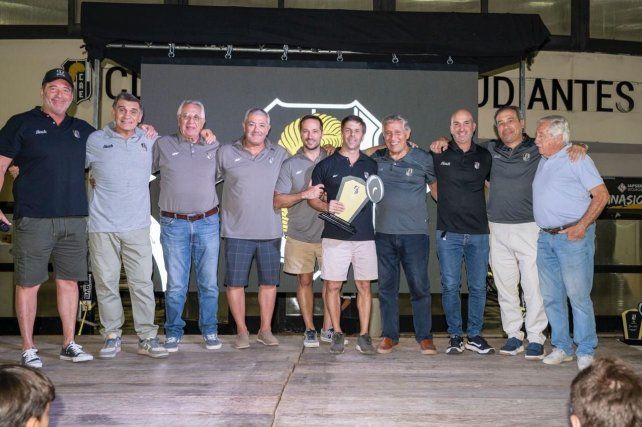 Tulio Barrachini (en el centro) recibió el Premio Plumazo. Tulio Barrachini (en el centro) recibió el Premio Plumazo.