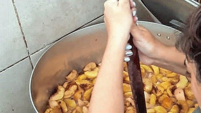 En el Hogar de Cristo aprenden a hacer conservas.