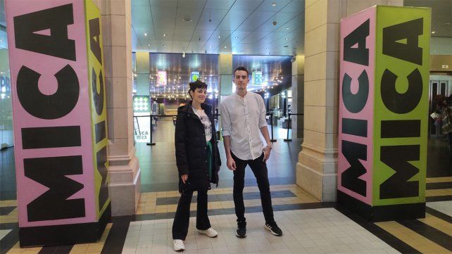 A Iván Taylor y Mariana Bolzán, fundadores del emprendimiento familiar El equipo azul, de Paraná la idea de inventar y fabricar juegos de mesa se les ocurrió en plena cuarentena, una tarde de marzo de 2020 y los primeros días de junio llevaron su propuesta a MICA 2023. A Iván Taylor y Mariana Bolzán, fundadores del emprendimiento familiar El equipo azul, de Paraná la idea de inventar y fabricar juegos de mesa se les ocurrió en plena cuarentena, una tarde de marzo de 2020 y los primeros días de junio llevaron su propuesta a MICA 2023.