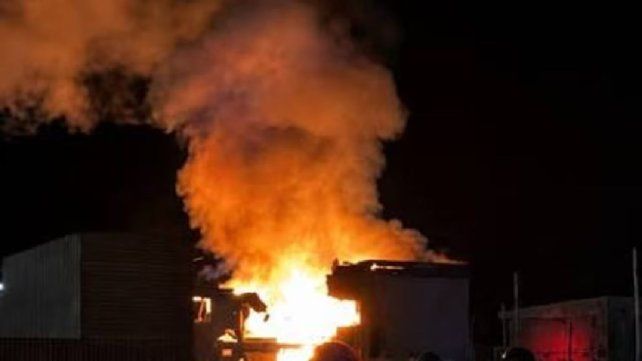 Explotó un edificio en Santa Cruz y buscan víctimas entre los escombros: un bebé y dos adultos murieron Explotó un edificio en Santa Cruz y buscan víctimas entre los escombros: un bebé y dos adultos murieron