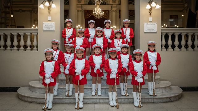 En 2023 son 42 las bastoneras de la Guardia del Paraná, entre cuerpo menor, principal y mayor. Avenida de las Camelias es un clásico para sus coreografías.