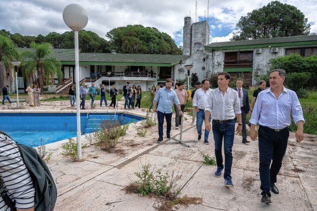 Este viernes el Gobierno de Entre Ríos tomó posesión del histórico hotel Ayuí. La acción, impulsada por la Secretaría General de la Gobernación, a cargo de Mauricio Colello, puso fin a varios años de usurpación y explotación ilegal. Este viernes el Gobierno de Entre Ríos tomó posesión del histórico hotel Ayuí. La acción, impulsada por la Secretaría General de la Gobernación, a cargo de Mauricio Colello, puso fin a varios años de usurpación y explotación ilegal.