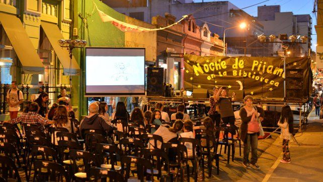 La entrada a la Noche de Pijamas es libre y gratuita, y como la tradición lo indica, la única condición es que todos, grandes y niños, asistan de pijamas La entrada a la Noche de Pijamas es libre y gratuita, y como la tradición lo indica, la única condición es que todos, grandes y niños, asistan de pijamas