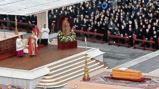 El Papa Francisco despidió a Benedicto XVI