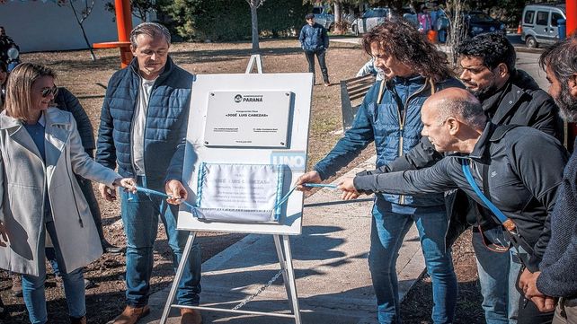 Vecinos, reporteros gráficos, junto al intendente Bahl, descubrieron una placa conmemorativa en la plaza José Luis Cabezas.