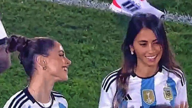 ¿Qué le dijo Antonela Roccuzzo a Tini Stoessel durante los festejos de la Selección Argentina en el Monumental?: "Este es tu lugar, en la cancha"