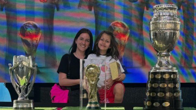 Madre e hija posan felices con los trofeos ganados por La Scaloneta. Madre e hija posan felices con los trofeos ganados por La Scaloneta.