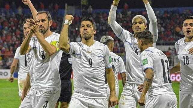 Uruguay dejó sin mundial a Chile. Ganó 2 a 0 con goles de Suárez y Valverde.