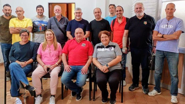 Julio Giménez, al centro y de rojo, seguirá al frente de la FBER. Julio Giménez, al centro y de rojo, seguirá al frente de la FBER.