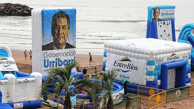 La figura de Urribarri desplegada en el balneario marplatense de La Perla.