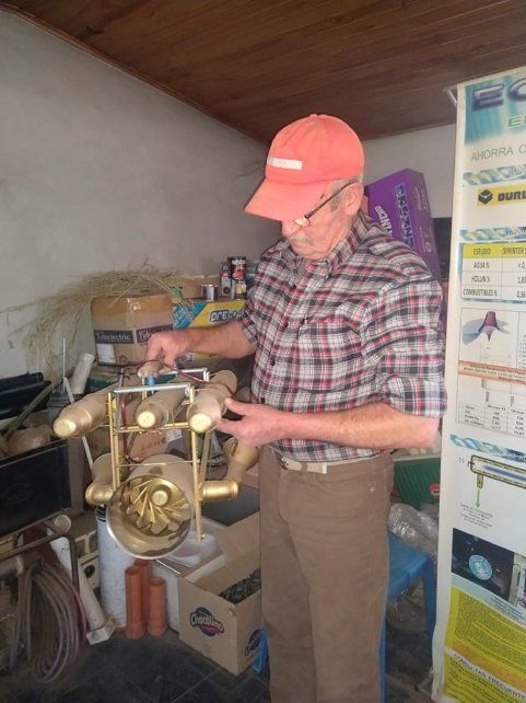 El inventor mendocino con su obra, que espera, sirva contra el coronavirus.