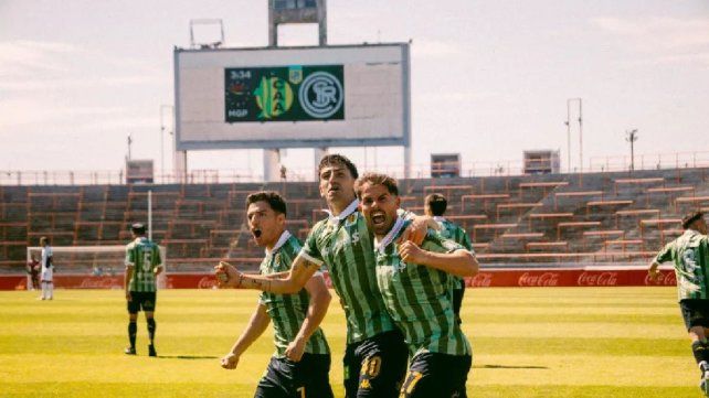 Dos cabezazos y un golazo para que Aldosivi sueñe con la permanencia. Dos cabezazos y un golazo para que Aldosivi sueñe con la permanencia.