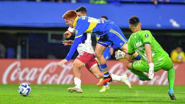Valentín Barco fue derribado dentro del área, pero la jugada fue anulada por offside. Valentín Barco fue derribado dentro del área, pero la jugada fue anulada por offside.