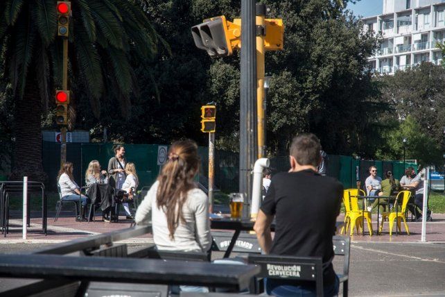 El clima del fin de semana fue ideal para ocupar las mesas al aire libre.