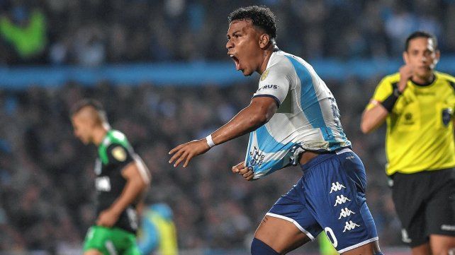 Racing derrota a Atlético Nacional con gol de Roger Martínez. Racing derrota a Atlético Nacional con gol de Roger Martínez.