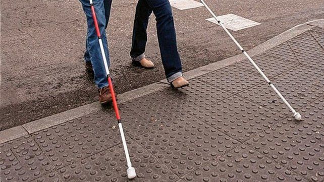 Difundirán el uso de bastones en personas con discapacidad visual Difundirán el uso de bastones en personas con discapacidad visual